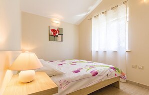 2 bedrooms, travel cot, free WiFi, bed sheets