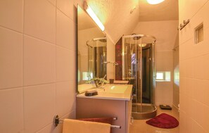 Shower - Awesome home in Terrasson-Lavilledieu (Terrasson-Lavilledieu)