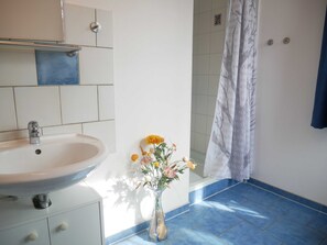 Dusche, Haartrockner, Handtücher, Toilettenpapier