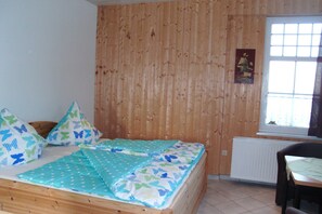 1 bedroom, WiFi, bed sheets - Apartment with terrace - Haus Anneliese, vacation apartments with sea view (Loddin)