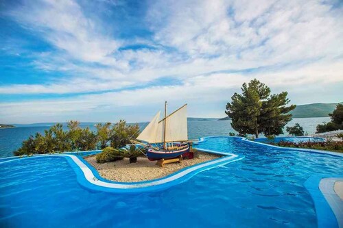 Mobil-home avec climatisation, terrasse et piscine