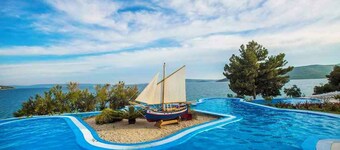 Mobile home with air conditioning, terrace, and pool