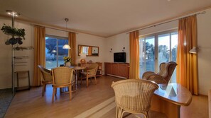 TV - Vacation apartments in the thatched roof house, Diplomatenweg 1 - Apartment 4, Nadler, ground floor, 3 rooms, (Loddin)