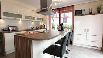 Een koelkast, een magnetron, een oven, een vaatwasser