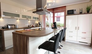 Kühlschrank, Mikrowelle, Ofen, Geschirrspüler