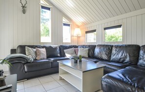 TV, fireplace - Amazing home in Oksbøl with sauna (Oksbøl)