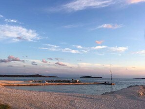 Beach nearby - Holiday apartment with air conditioning in a quiet location (Valbandon)