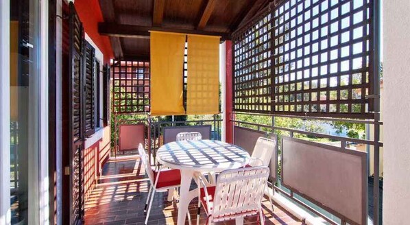 Outdoor dining - Holiday apartment with air conditioning in a quiet location (Valbandon)