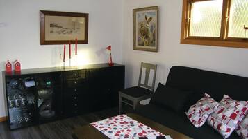 Tv, eldstad och dvd-spelare