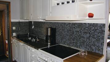 Réfrigérateur, plaque de cuisson, cafetiÚre/bouilloire