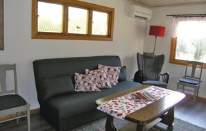 TV, fireplace, DVD player - Awesome home in Unnaryd with kitchen (Unnaryd)