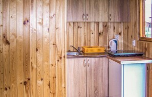 Køleskab, kogeplade, kaffe-/temaskine