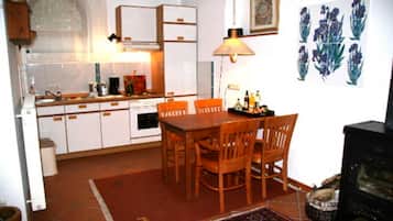 Kühlschrank, Ofen, Wasserkocher mit Kaffee-/Teezubehör, Wasserkocher