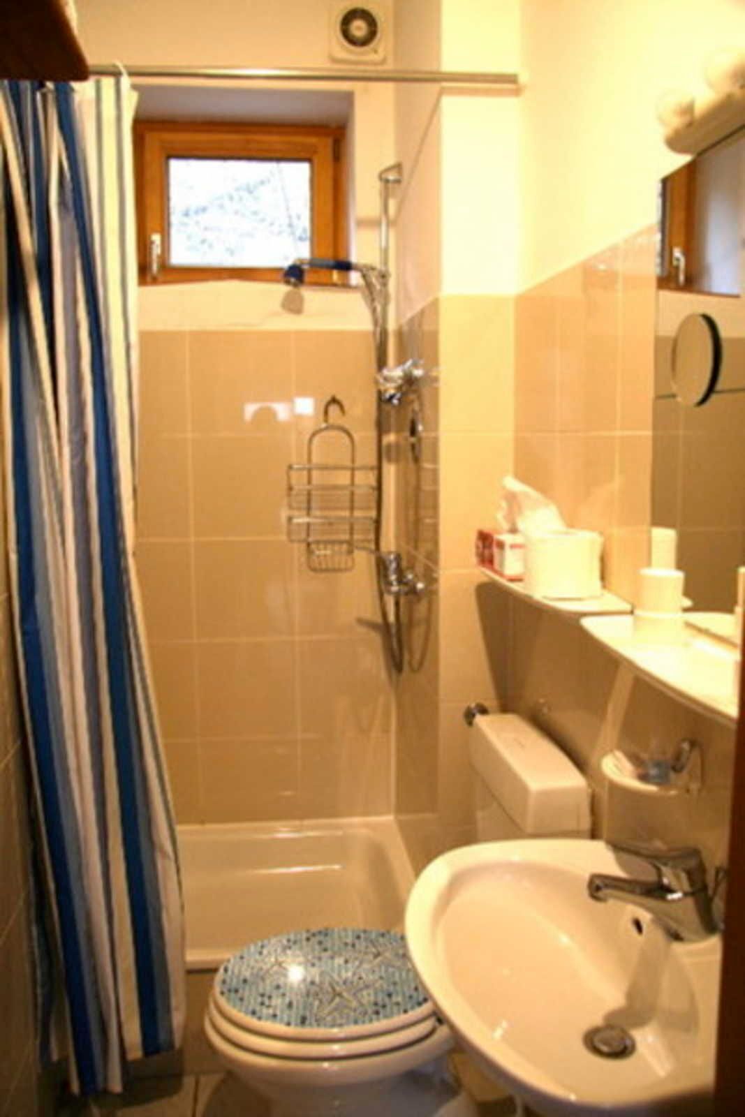 Haartrockner, Handtücher, Seife, Toilettenpapier