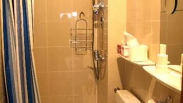 Haartrockner, Handtücher, Seife, Toilettenpapier