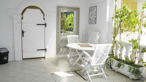 Outdoor dining - Holiday apartment near the beach with air conditioning (Baška)