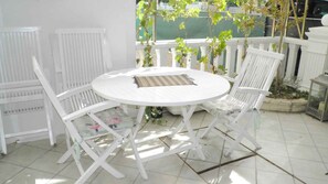 Outdoor dining - Holiday apartment near the beach with air conditioning (Baška)