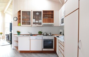 Réfrigérateur, four à micro-ondes, surface de cuisson, lave-vaisselle
