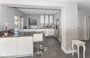 Jääkaappi, liesi, astianpesukone, kahvin-/teenkeitin