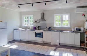 Réfrigérateur, four à micro-ondes, surface de cuisson, lave-vaisselle