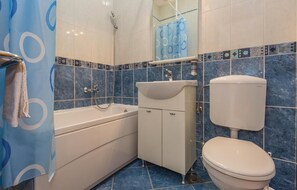 Ein Badezimmer mit Badewanne, Waschbecken und Toilette.