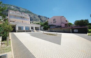 house - Beach front apartment in Makarska (Makarska)