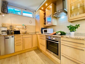 Kühlschrank, Ofen, Geschirrspüler, Wasserkocher mit Kaffee-/Teezubehör