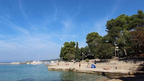 Una spiaggia nelle vicinanze