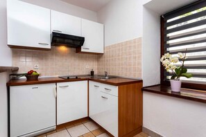 Geladeira, cooktop, cafeteira/chaleira