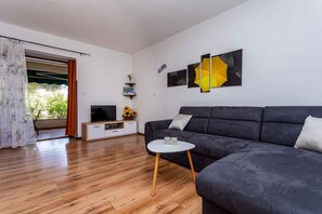 TV - Holiday apartment with air conditioning (Bogovići)