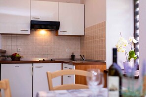 Fridge, stovetop, coffee/tea maker - Holiday apartment with air conditioning (Bogovići)