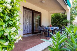 Outdoor dining - Holiday apartment with air conditioning (Bogovići)