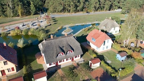 Een woonwijk met huizen, een vijver en een speeltuin.
