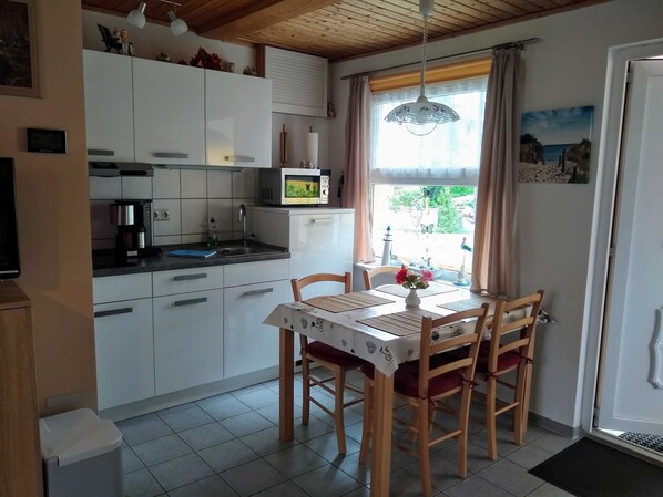 Køleskab, mikrobølgeovn, kaffe-/temaskine, elkedel