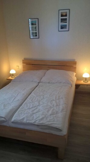 2 Schlafzimmer, Reisekinderbett