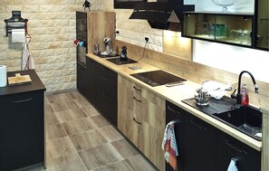 ثلاجة، موقد طهي مسطح، غسالة أطباق، ماكينة لصنع القهوة/الشاي