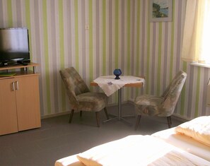 1 bedroom, bed sheets