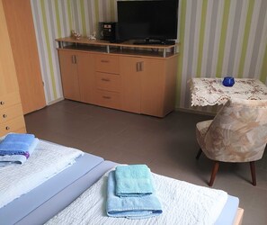 1 bedroom, bed sheets