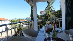 Outdoor dining - Holiday apartment with air conditioning and sea view (Malinska)