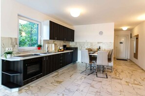 Fridge, oven, stovetop, coffee/tea maker