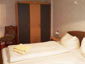 2 Schlafzimmer, Reisekinderbett, Bettwäsche