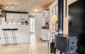 Køleskab, kogeplade, opvaskemaskine, kaffe-/temaskine