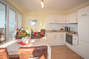 Køleskab, ovn, opvaskemaskine, højstol