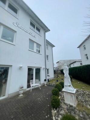 A white building with a sign reading "Apartmenthaus Sonnenblick."