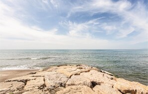Una spiaggia nelle vicinanze