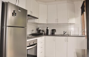 Refrigerador, microondas, parrilla de estufa y cafetera y tetera 