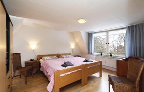 4 bedrooms, travel crib, WiFi