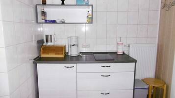 Fridge, dishwasher, coffee/tea maker, electric kettle