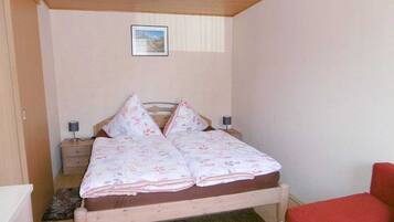 1 bedroom, bed sheets