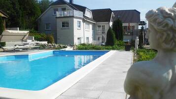 Una piscina cubierta, una piscina climatizada